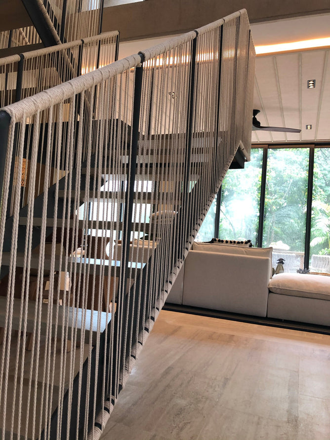 Escaleras con hilos como rendijas de seguridad