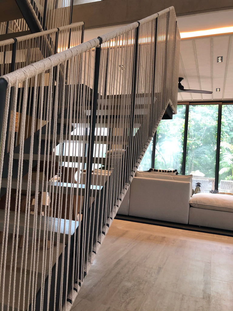 Escaleras con hilos como rendijas de seguridad