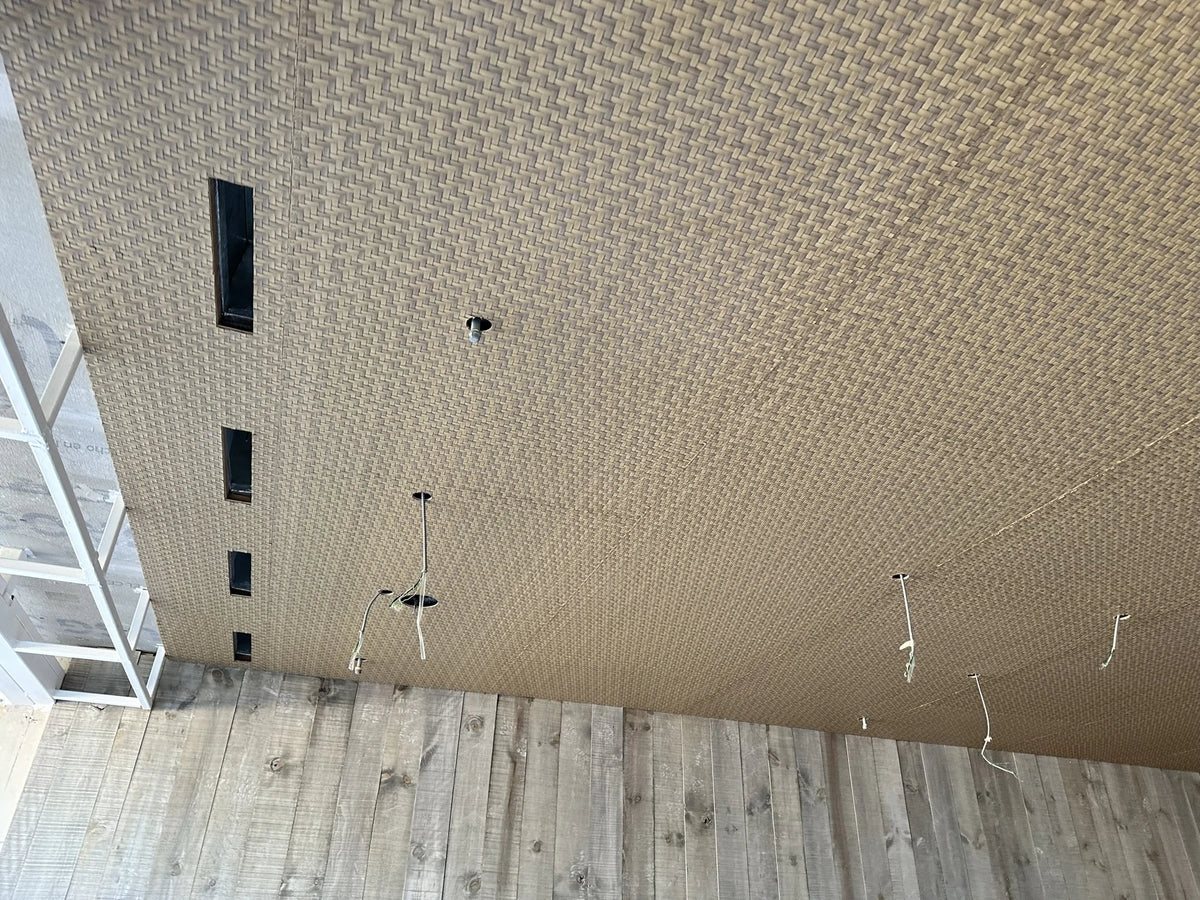 Vista amplia del plafón tejido, con módulos y salidas para instalaciones aún visibles.