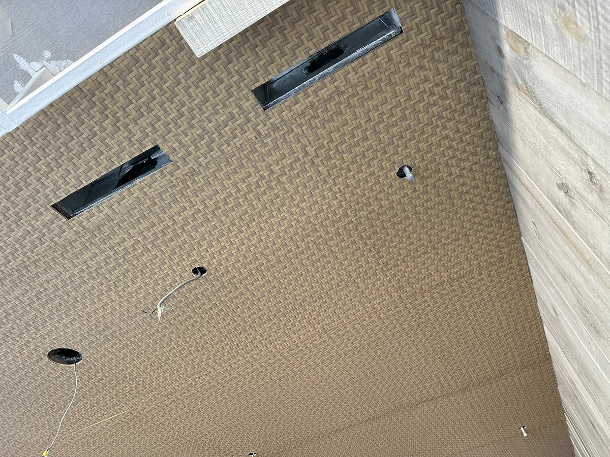 Detalle del entramado del plafón junto al muro, con aberturas para integrar las instalaciones.